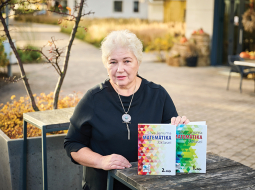 «Mēs sakām, ka bērni par daudz lieto viedtālruņus. Taču tas ir rīks, kuru var izmantot arī matemātikas apgūšanai,» saka Eiropā godalgotās grāmatas Matemātika 7. klasei autore Silva Januma.
Foto — Edmunds Brencis