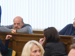 Mihails Uļmans (pa kreisi) un Aleksandrs Babenko uz apsūdzēto sola sprieduma nolasīšanas dienā.
Foto — Edmunds Brencis