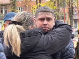 Ukrainas pilsētas Krivijrihas iedzīvotājs Maksims Kuļiks pirmdien notikušajā Krievijas raķešu triecienā pa daudzdzīvokļu ēku zaudēja 32 gadus veco sievu Olenu un visus trīs bērnus — dēlus Kirilo (10) un Demidu (2), kā arī meitiņu Uļjanu (2 mēneši).
Foto — Scanpix
