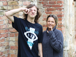 Kristiāns Rojs Daņiļevičs kopā ar savu lielāko atbalstītāju — mammu Judīti Punculi.
Foto — Kristīne Gulbe
