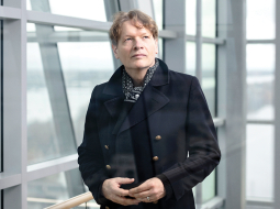 «Esmu laimīgs, ka varu strādāt kultūras jomā, jo domāju, ka tā ir viena no labākajām iespējām mainīt pasauli. Maiga vara, ar kuru padarīt pasauli labāku.»
Foto — Reinis Hofmanis