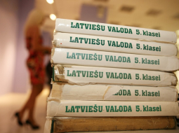 Latviešu valodas mācību grāmatas. Foto - Evija Trifanova, LETA