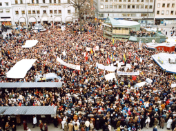 Viens no baltiešu atbalsta mītiņiem
Stokholmas centrā 1990. gadā. Foto — Ieva Puķe un TT