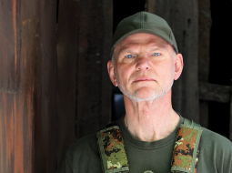 Juris Ulmanis Barvinkovē Harkivas apgabalā, kas 2022. gada aprīlī militārā ziņā bija otrā bīstamākā vieta pēc Mariupoles. «Vairāku apstākļu dēļ es tur sajutu kaujas smaku, bet patiešām karot neiznāca.»
Foto no personīgā arhīva