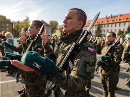 Vroclavas Sauszemes spēku militāro universitāti pabeigušie kadeti 19. oktobrī nodod zvērestu pirms pievienošanās Polijas bruņotajiem spēkiem.
Foto — Scanpix