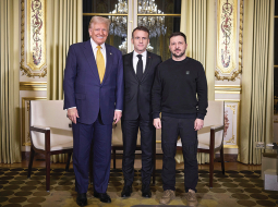 Sestdien Parīzē Francijas prezidents Emanuels Makrons sarīkoja tikšanos ar Ukrainas prezidentu Volodimiru Zelenski un jaunievēlēto ASV prezidentu Donaldu Trampu. Zelenskis paziņoja, ka jebkuram attiecību noregulējumam ar Krieviju jābūt taisnīgam un Ukrainai jāsaņem drošības garantijas. Dažas stundas pēc šīs tikšanās ASV prezidents Džo Baidens paziņoja par 988 miljonu dolāru lielu militāro palīdzību Ukrainai. Iepriekš ASV jau ziņoja par 725 miljonu dolāru militāro palīdzību Ukrainai.
Foto — Scanpix