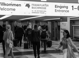 Ikgadējais Frankfurtes grāmatu gadatirgus ir lielākais pasaulē. Šā gada izstādes viesu valsts bija Itālija. Latvija viesu statusā cer būt 2028.—2030. gadā.
Publicitātes foto