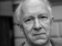 Andrejs Veisbergs ir valodnieks un tulkotājs, Dr. habil. philol., Latvijas Universitātes profesors, vairāk nekā 420 zinātnisku un 100 populārzinātnisku publikāciju autors. Jaunākā grāmata — Tulkojumi latviešu valodā. 16.—20. gadsimta ainava (2022). Pētnieciskās intereses — valodu kontakti un ietekme, valodas attīstība, idiomas un tulkošanas vēsture Latvijā