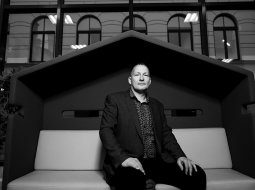 «Jaunākajai paaudzei ir interese par vēsturi. Viņi redz, ka tās tēmas ir aktuālas, jo saistītas ar nācijas identitātes un pašapziņas jautājumiem,» ir pārliecināts Uldis Neiburgs.
Foto — Kristaps Kalns