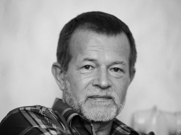 Jānis Baltvilks (1944—2003) ir latviešu dzejnieks, rakstnieks, ornitologs. Daudzu dzejas, īsprozas un populārzinātnisku grāmatu autors. Viens no populārākajiem bērnu literatūras rakstniekiem Latvijā. Strādājis bērnu un jauniešu izdevumu redakcijās. 2004. gadā viņa vārdā nosaukta literārā prēmija. Savdabīgs bērnu iemīļots literatūras totēms ir Baltā Vilka tēls.
Foto – Andris Eglītis