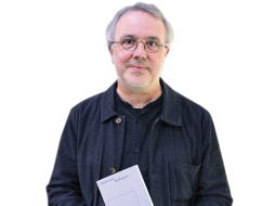 Francūzis Nikolā Ozano ilgi nesaprata, no kurienes radusies viņa apbrīna pret latviešu valodu un kultūru. Grāmatas Biblihigianse jeb Kādas grāmatas noslēpums rakstīšana viņam devusi atbildi uz šo jautājumu. Skaļi viņš to neatklāj, bet piemin, ka atbilde slēpjas pašā grāmatā.
Foto — Valters Kiršteins