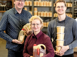 Andris, Inese un Pēteris Priekuļi, SIA Norden Cosmetics ģimene.
Foto — Ieva Salmane
