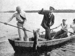 Roberts Šloss (pirmais no kreisās) makšķerēšanas laikā kopā ar viesiem 1924. gadā Alūksnes ezerā