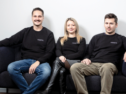 Viangoo dibinātājs un izpilddirektors Pēteris Kļaviņš (no kreisās), finanšu speciāliste Signe Petunova un pārdošanas speciālists Jānis Rudovičs.
Foto — Ieva Salmane