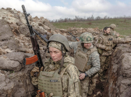 Ukrainas aizstāvju rindās ir arī trīs bērnu māte Natālija (51). Precīza šī attēla tapšanas vieta austrumu frontē netiek izpausta