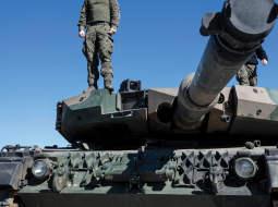 Poļu karavīrs NATO daudznacionālajā brigādē uz Leopard tanka
