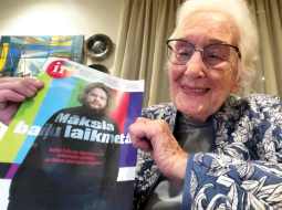 Vispirms Natālija Neiburga no Melburnas izlasa komentārus un tad — rakstu pēc raksta. Pēc tam pie žurnāla tiek viņas bērni un mazbērni, bet beigu beigās tas dodas pie senioriem, kas apmetušies Latviešu ciemā. Sarunas ekrānuzņēmums 