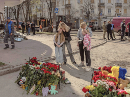 Pašrocīgi izveidotas piemiņas vietas Ukrainas ziemeļu pilsētas Sumu centrā, kur svētdien divu Krievijas raķešu triecienā tika nogalināti 34 cilvēki, tajā skaitā divi bērni.