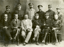 Valsts darbā. Dzelzceļa policijas Rēzeknes nodaļas darbinieki. 1921. gads. Fotogrāfs nezināms. Latvijas Nacionālā arhīva KFFDA krājums