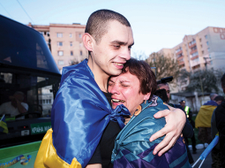 Ukraina un Krievija 19. aprīlī veica kārtējo gūstekņu apmaiņu: Ukrainā atgriezušies 277 cilvēki, bet Krievijai nodots 261. Attēlā: Natālija Lohvinčuka mājās sagaidījusi savu dēlu Ihoru, kas dienēja Ukrainas Jūras spēkos.
