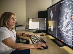 Ungāru radioloģe Ēva Ambrozai izmanto mākslīgo intelektu, lai pamanītu krūts vēža aizmetņus, kurus varētu būt palaiduši garām viņas kolēģi
