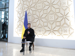Ukrainas prezidents Volodimirs Zelenskis preses konferencē Ukrainas vēstniecībā Ankarā 15. maijā. Uz viņa piedāvājumu aci pret aci tikties ar Vladimiru Putinu Krievijas diktators tā arī neatsaucās.
