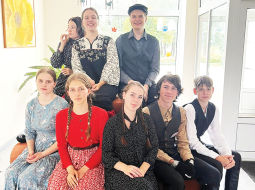 Folklorā visi jaunieši ir forši, saka Bruno un Rasa Banderi (pirmajā rindā otrais un trešā no labās) no ģimeņu folkloras studijas Garataka jauniešu kapelas. Viņi iesaka 24. maijā Jaunajā Teikā rīkotajā folkfestivālā Taka pašiem pārliecināties, cik daudzpusīga un aizraujoša ir folklora.