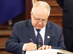 Juris Jakovins Saeimas deputāta svinīgā solījuma nodošanas laikā 2022. gada novembrī.
