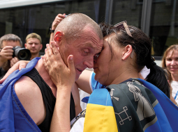 Ukraina svētdien pabeidza lielāko karagūstekņu apmaiņu ar Krieviju — Ukrainā atgriezās 880 karavīru un 120 civiliedzīvotāju. Attēlā: ukrainiete Olena sagaida savu vīru Vitāliju Čerņihivas apgabalā.