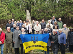 Kopā ar Kanādas tautiešiem. Juris Ulmanis otrais no kreisās pirmajā rindā