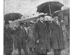Latvijas premjerministrs Kārlis Ulmanis un Igaunijas ārlietu ministrs Jāns Tenisons zem viena lietussarga Tallinas stacijā 1931. gada augustā. Kas zina, varbūt tas bija Joelsona izstrādājums