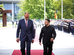 Vācija un Ukraina vienojās par militāro sadarbību, kurā Berlīne palīdzēs finansēt tālas darbības ieroču ražošanu Ukrainā. Vienošanos parakstīja Ukrainas prezidenta Zelenska vizītē Berlīnē, pirmie ieroči būšot gatavi 2026. gada jūnijā. Vācija Ukrainai dos papildu militāro palīdzību piecu miljardu eiro vērtībā.
