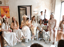 Albuma prezentācija Kalve Living Room. No kreisās: Kaspars Vizulis (ģitāra), Annemarija Moiseja, Laura Līcīte, Asnate Rancāne, Elvis Lintiņš (taustiņi), Aurēlija Rancāne, Nelli Bubujanca (bungas), Staņislavs Judins (bass), Gabriēla Zvaigznīte un Kate Slišāne. Foto — Inga Bitere