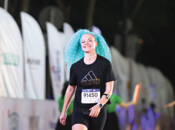 Kolekcionējot maratonus, jāatrisina dažādi izaicinājumi. Reiz Samanta skrējusi vairākus maratonus Āzijā. Pieveikusi distanci karstajās Maldīvās un atklājusi, ka kļūdījusies plānošanā un nākamajā dienā jau jāskrien ziemā — Vendrā Igaunijā. Arī tur Samanta paguva nokļūt. Atēlā: Hošiminā Vjetmanā 2023. gadā.