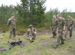 Valsts prezidenta Edgara Rinkēviča vizītes laikā Sēlijas militārajā poligonā maijā. Foto — Ilmārs Znotiņš, Valsts prezidenta kanceleja