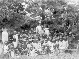 Latviešu misionāre Emma Elizabete Zēzemane ar skolēniem Tanzānijā ap 1905.—1910. gadu