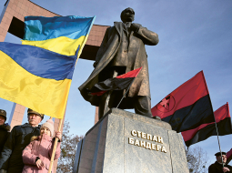 Pie Stepana Banderas pieminekļa Ļvivā Ukrainā viņa 116. dzimšanas dienā. 2025. gada 1. janvāris. Foto – Jurijs Djačišins, AFP/LETA