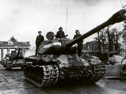 Berlīnes krišana. Sarkanās armijas tanki pie Brandenburgas vārtiem 1945. gada maija sākumā. Foto — Scanpix/LETA