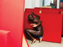 Fotogrāfa Pētera Vīksnas darbs viņa personālizstādē This Feels Familiar. Publicitātes foto