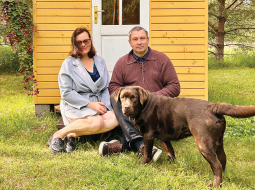 Ēriks ar sievu Ilutu un ģimenes četrkājaino draugu Enisu — 1,5 gadus vecu labradoru meiteni.