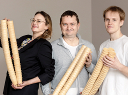 Viktors Ratkevičs, SIA Vafelīte valdes priekšsēdētājs (centrā), Jeļena Ratkeviča, Viktora sieva un uzņēmuma administratīvā direktore, un dēls Martins Varmalis, kurš nākotnē, visticamāk, pārņems uzņēmuma vadību.