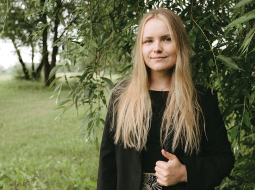 Aivai bija svarīgi radīt pēc iespējas vienkāršu un lietotājam ērtu budžeta plānošanas rīku. «Esmu redzējusi, ka ārzemēs digitālos budžeta plānotājus ļoti pārsātina. Pati sākumā uz tādu uzķēros — tas bija pārāk sarežģīts, pāris reizes sabojāju formulas.» Foto — Kitija Jurcika