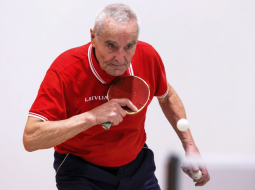 Gunārs joprojām ir sporta skolotājs Liepājas Mūzikas, mākslas un dizaina vidusskolā. «Rudenī būs jau 58 gadi, kopš strādāju. Man šķiet, ka es varētu būt vecākais sporta skolotājs Latvijā». Foto – Ģirts Gertsons