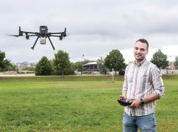 Klāvs Strelēvics, SIA Vides izpēte īpašnieks un vadītājs. Bieži vien savā mērnieka darbā viņš izmanto dronu, pie kura piestiprināta attālās uzrādes tehnoloģija LiDAR. Tā mērījumu apkopošanai izmanto lāzera impulsu.
