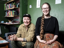 Dāvids Rezņiks-Martovs un Laura Auliciema uzsver, ka tas ir iespējams — vienlaikus nosodīt teroristisko grupējumu Hamās un iestāties par palestīniešu tiesībām. «Tas nav savstarpēji izslēdzoši,» saka Laura. «Mēs iestājamies par starptautisko tiesību ievērošanu visās pusēs.»