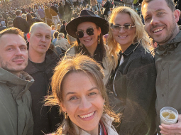 Maija Līne-Buce ar saviem draugiem Imagine Dragons koncertā Tallinā.