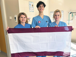 Valters paguvis iepazīt slimnīcu no dažādiem skatpunktiem. Tagad viņš ir medicīnas asistents  hematoonkoloģijas nodaļā un ar savām mentorēm dakterēm Santu Kursīti un Lieni Smani darbojas pētniecībā. Viņiem rokās Valsts asinsdonoru centra kampaņas karogs.