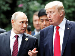 ASV prezidents Donalds Tramps un Krievijas līderis Vladimirs Putins abu iepriekšējās tikšanās laikā 2017. gadā Vjetnamā.
