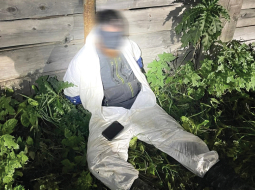 Policijas filmētā video ekrānuzņēmumā redzama viena no aizturētajām personām