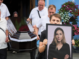 Kolēģe nes žurnālistes Viktorijas Roščinas ģīmetni viņas izvadīšanā Kijivā 8. augustā